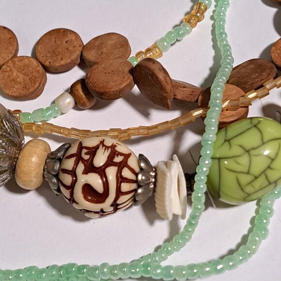 Green beaded necklace with wood beads with a metal clasp funky chunky large bead - Picture 2 of 7
